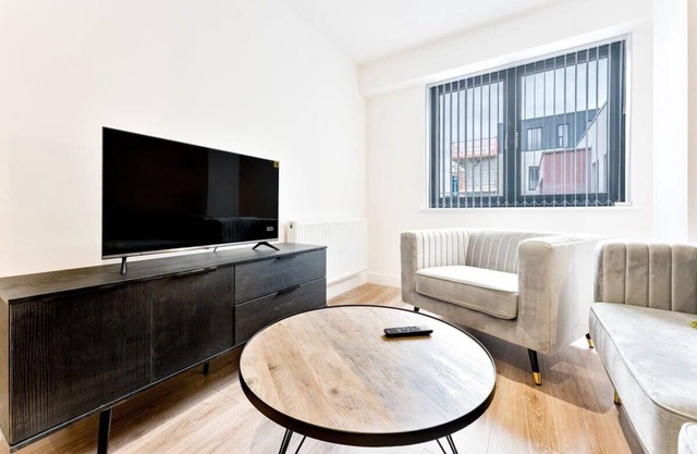 Stylish & Bright 2 Bedroom Apartment in Solihull