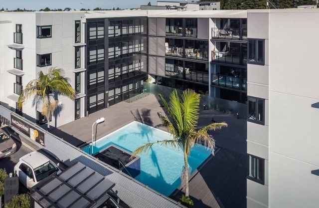 Stylish Central Escape | Walk to Beach & Cafés