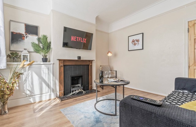 Stylish & Central 3 Bed House | Parking & Garden