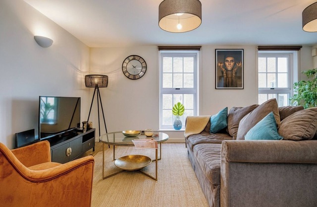 Stylish Central Windsor 2 Bed, Free Parking, 300m to Castle!