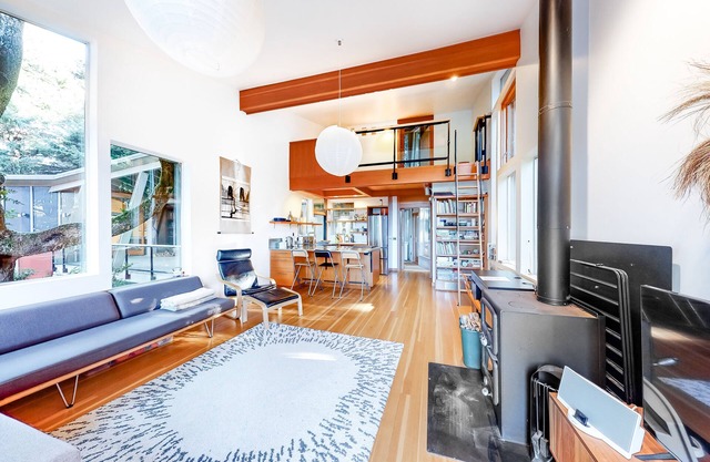 Stylish Coastal Retreat W/Private Deck, Scenic Surrounding, Full Kitchen & WiFi