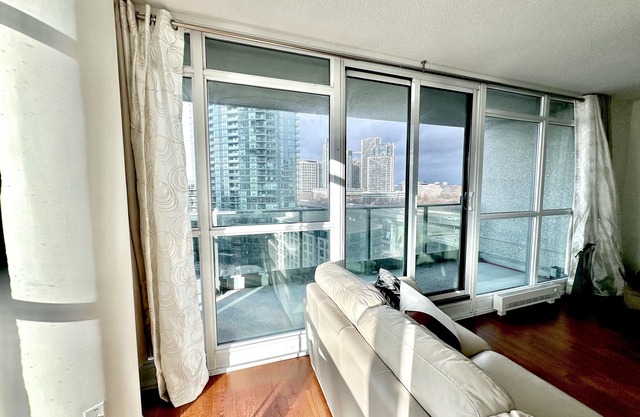Stylish & Comfy Gem ~ Scenic Lake Views ~ Parking!