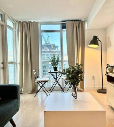 Stylish Condo Downtown Near CN Tower - Free parking