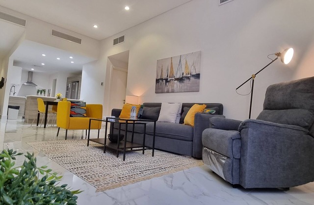 stylish condo * gym * shaded parking * super location