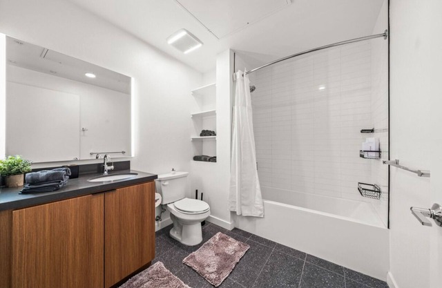 Stylish Condo/Mins to Shoreline