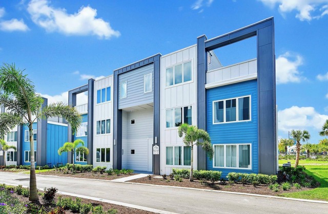 Stylish Condo with Foosball Table near Disney with Resort & Waterpark Access -.