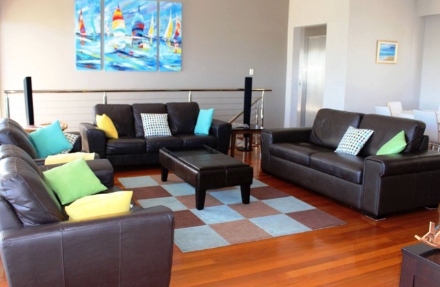 Stylish Contemporary Townhouse, WiFi, Air-Con