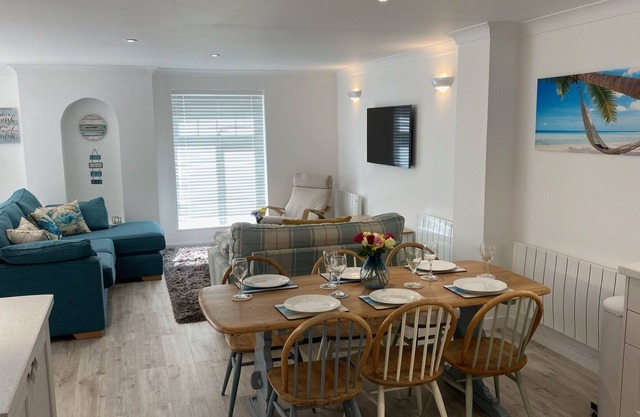 STYLISH, CONTEMPORARY, SPACIOUS, NEWLY REFURBED 4 bed, 3 bath house near Newquay