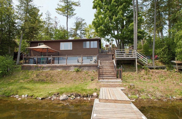 Stylish cottage getaway with stunning water views!