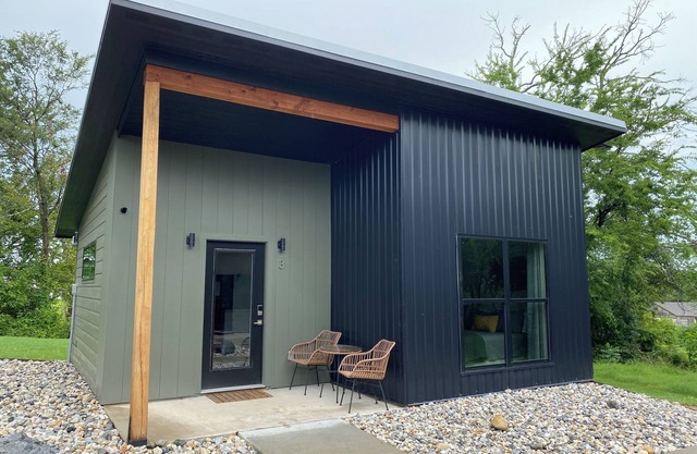 Stylish Cottage located in downtown Mount Vernon!