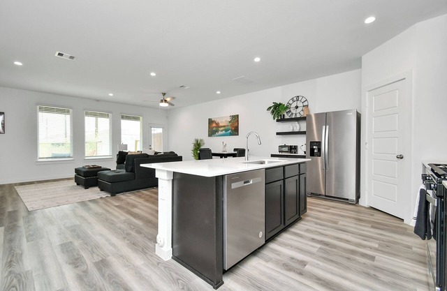 Stylish & Cozy 4 Beds - Near Downtown W/Backyard