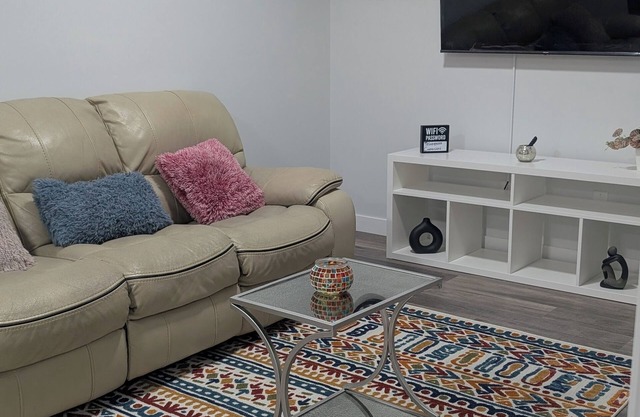 Stylish Cozy Private Basement Suite 2 Bedroom, 2 Bed, 1 Bathroom. Fast Wifi