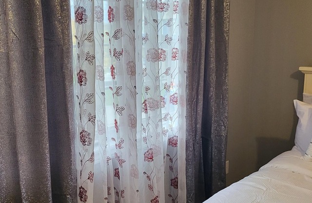 Stylish decorated 3 bedrooms is located in a safe area -20 min to Niagara Falls.