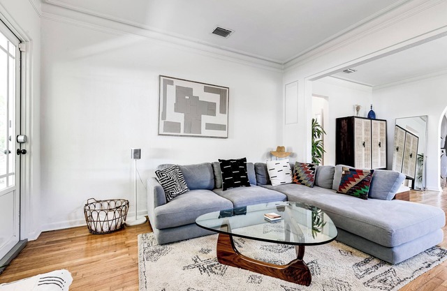 Stylish Design District house, 2 bed/1 bath, parking, yard, fully updated
