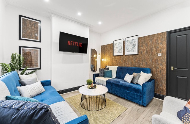 Stylish Designer 4 bed with Free Parking