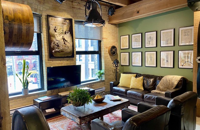 Stylish Designer Loft, Historic Exchange District, Exposed Brick & High Ceilings