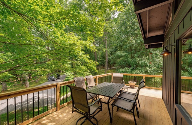 Stylish Dog Friendly Cabin Near Lake, Trails & Skiing