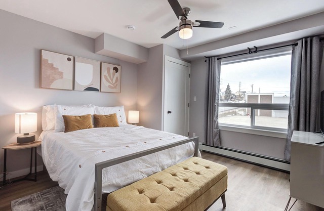 Stylish Downtown Sudbury Loft! Sleeps 6 - Close to Everything!