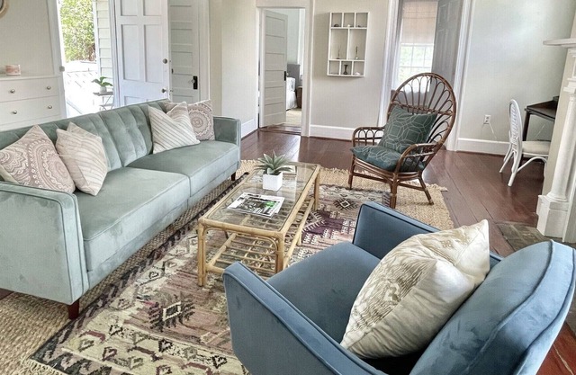 Stylish Downtown Apartment: Private Porch and Parking close to MUSC and King St