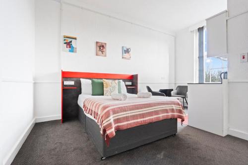 Stylish Dudley Studio with Kitchen and Parking