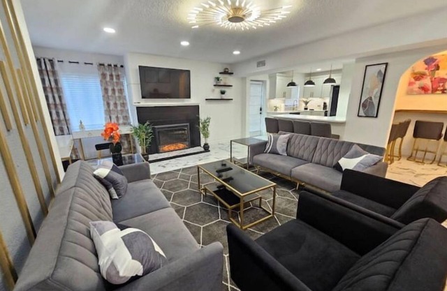 Stylish Duplex walkTO Lake Eola Orlando. Sleeps 8