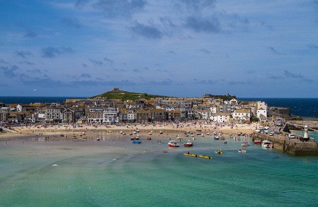 Stylish family friendly Cottage, near Penzance & Coast, with parking & garden