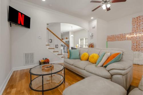 Stylish Family Home Downtown-BigRooms-FreeParking-Central