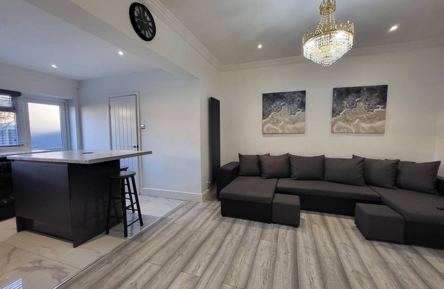 Stylish Flat | Sleeps 3 | E6