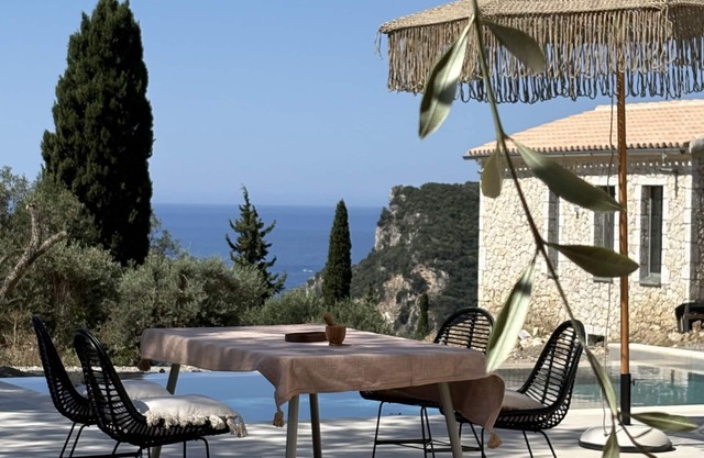 Stylish hideaway - pool, view, close to the beach