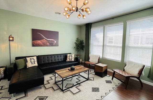 STYLISH Historic Home Near Bishop Arts- 5 min