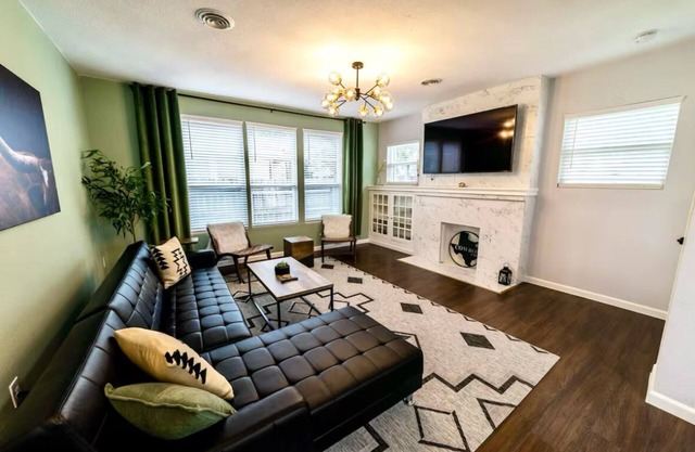 STYLISH Historic Home Near Bishop Arts – 5 min