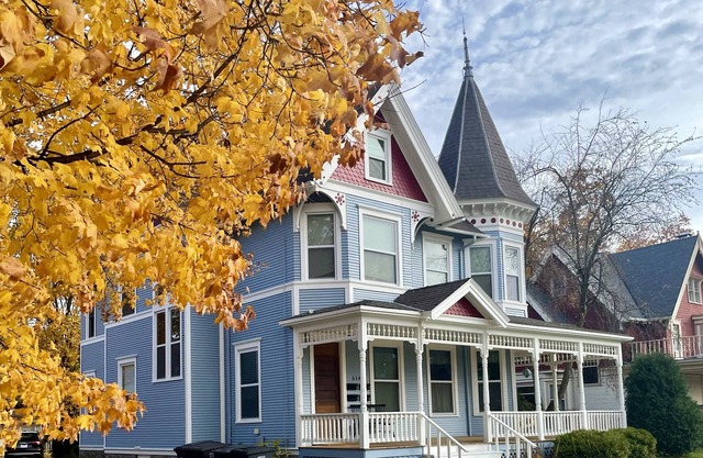 Stylish, Historic Upper- Walk to Downtown, Lakes, Restaurants & Shops