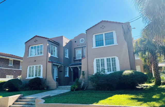 Stylish Historical Charm & Modern Comfort 2-bedroom Apartment in Riverside