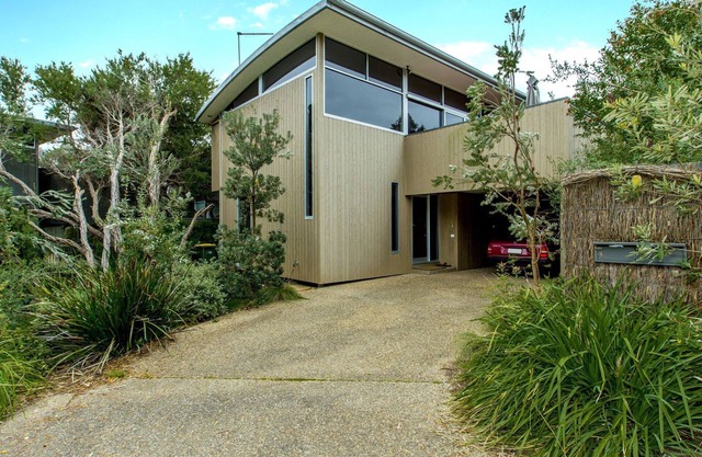 Stylish Holiday Home opposite Surf