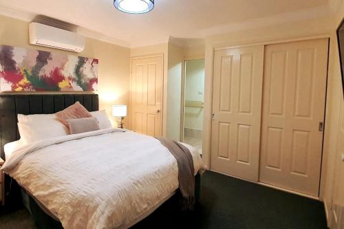 Stylish Home 3mins walk to Worrigee Medical Centre with Free Parking