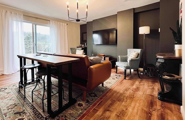 Stylish Home Mins from Downtown & Lawrenceville
