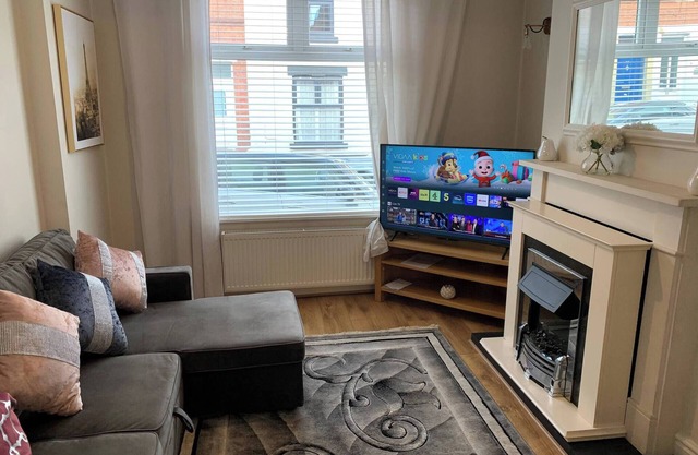 Stylish Home near Shopping - Book Summer Stays Now