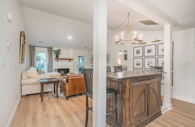 Stylish Home,Open Plan,Vaulted Ceiling,Huge Yard! Close to Uptown and Carowinds