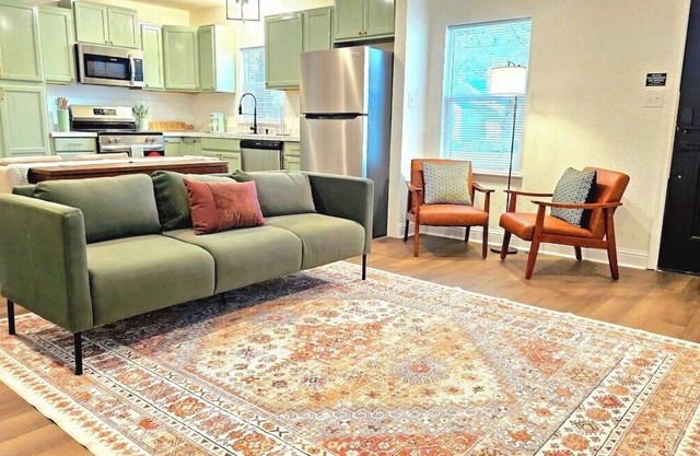 Stylish Home | Sleep 6 | Mid Town