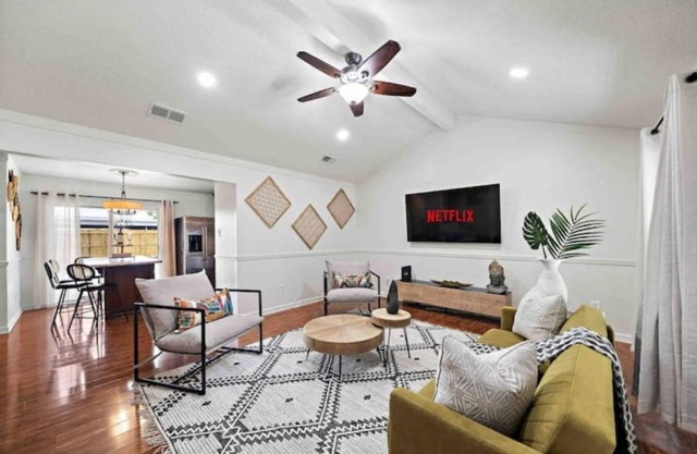 Stylish Home w Breakfast Bar in Prime Location!