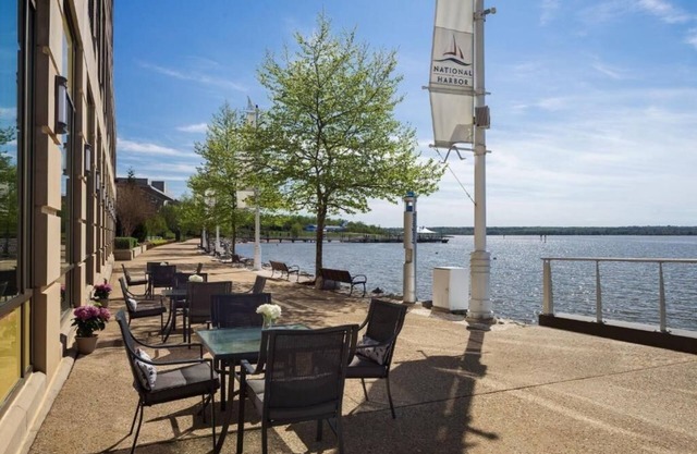 Stylish Hotel on Potomac River, Walk to Convention Center – Ideal for Work Trips