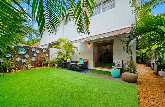 Stylish House by Grove Central. Private Patio BBQ. 5mi Beach