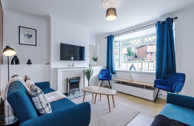 Stylish House in Stalybridge WiFi&Parking Sleeps 8 by PureStay Short Lets