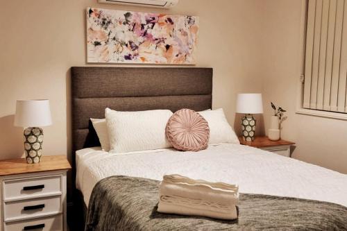 Stylish House in Worrigee 3mins walk to Shops with Free Parking and Wi-Fi