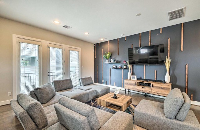 Stylish Houston Townhome about 3 Mi to Downtown!