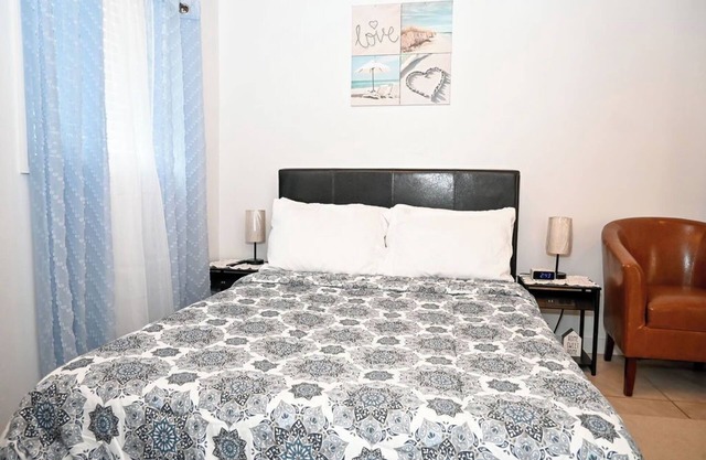 Stylish Island Stay| Private Patio + A/C + Wine