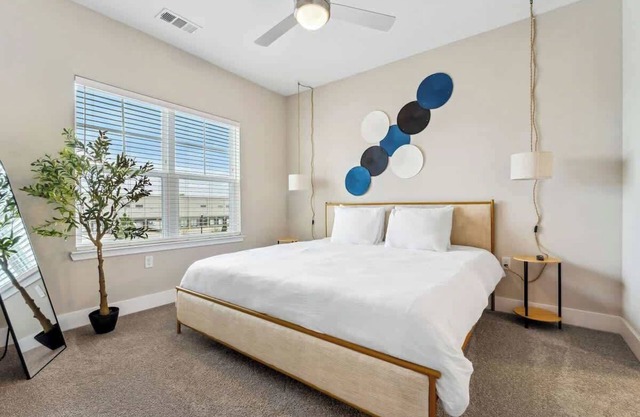 Stylish King Apt, Close to Disney & Pet-Friendly