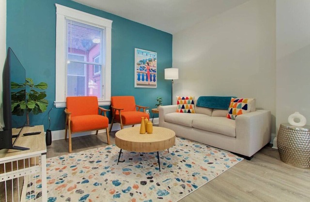 Stylish Little Italy Two Bedroom w/Parking Space