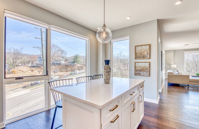 Stylish luxury loft w/ rooftop deck, gas grills, & WiFi - walk to downtown