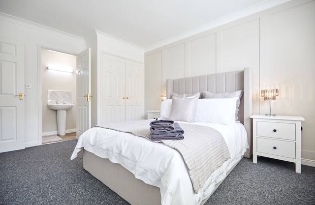 Stylish modern 3 bedroom with Ensuite - long stays welcome